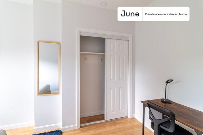 Foto del edificio - Private bedroom in 3 bed/2 bath Home