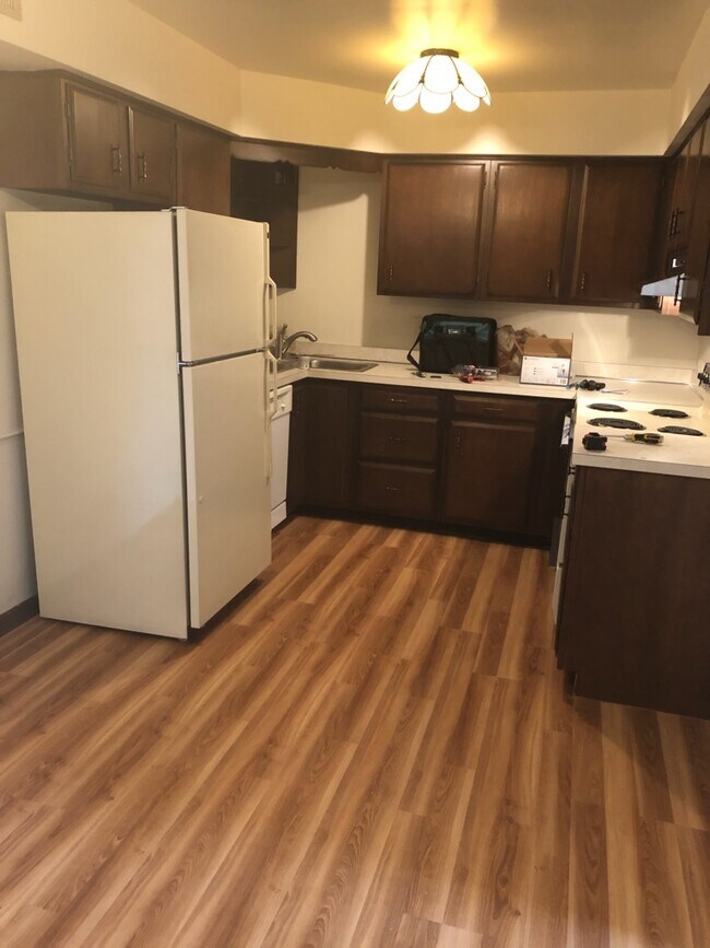 1218 Camellia Dr Unit 16, Munster, IN 46321 Room for Rent in Munster