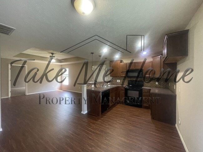 Building Photo - 3 Bedroom in Ozark!