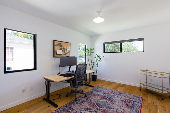 Foto del edificio - Spacious 4BR/3BA Westchester Home with Private Backyard, BBQ & Security System
