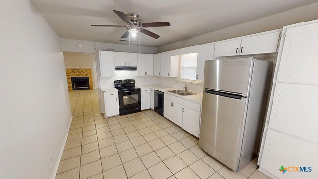 Building Photo - 2402 Lazy Ridge Dr