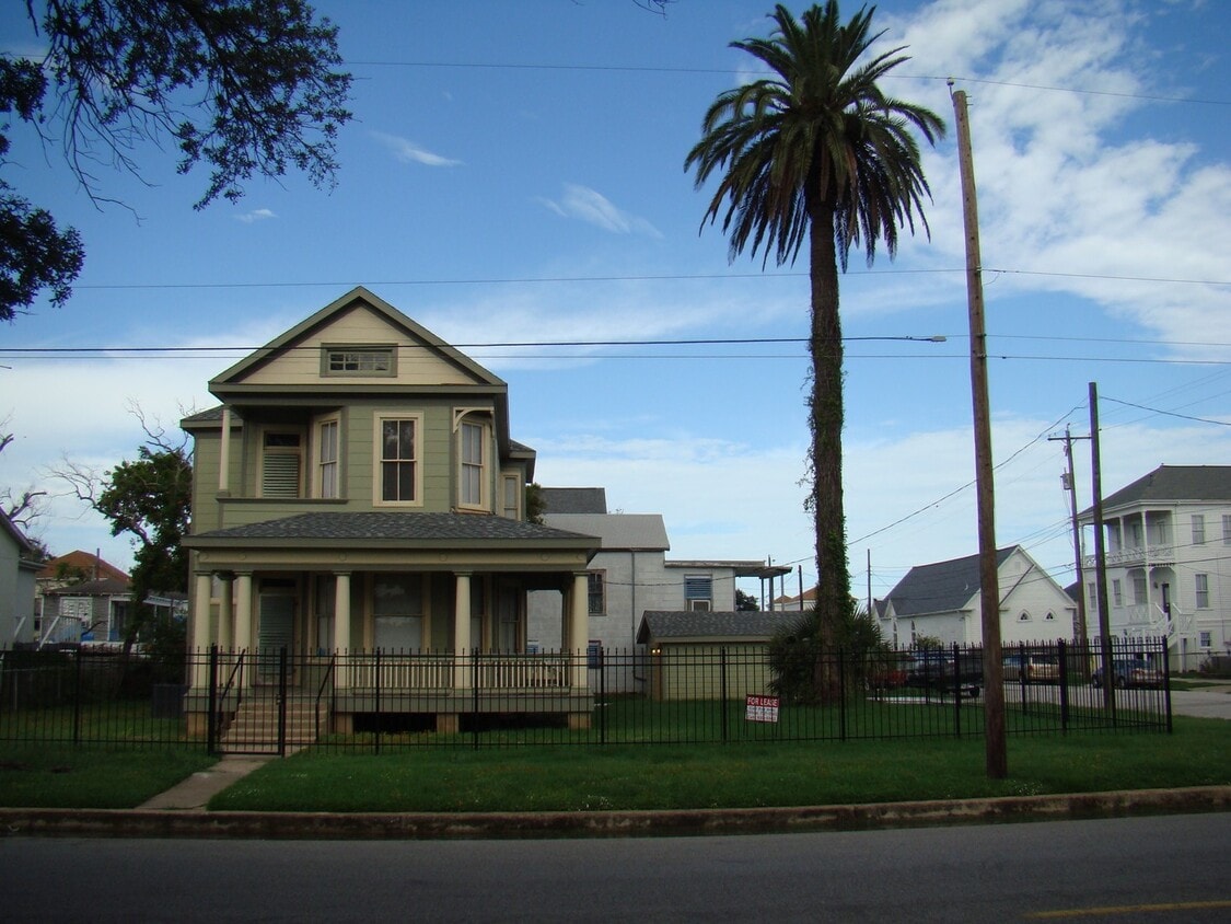 Primary Photo - Large Two Story Victorian with Fenced yard...