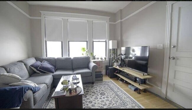 Foto del edificio - 2117 N Kedzie Blvd