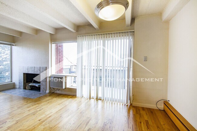 Foto del edificio - Cozy Condo with Assigned Parking Spot and Balcony