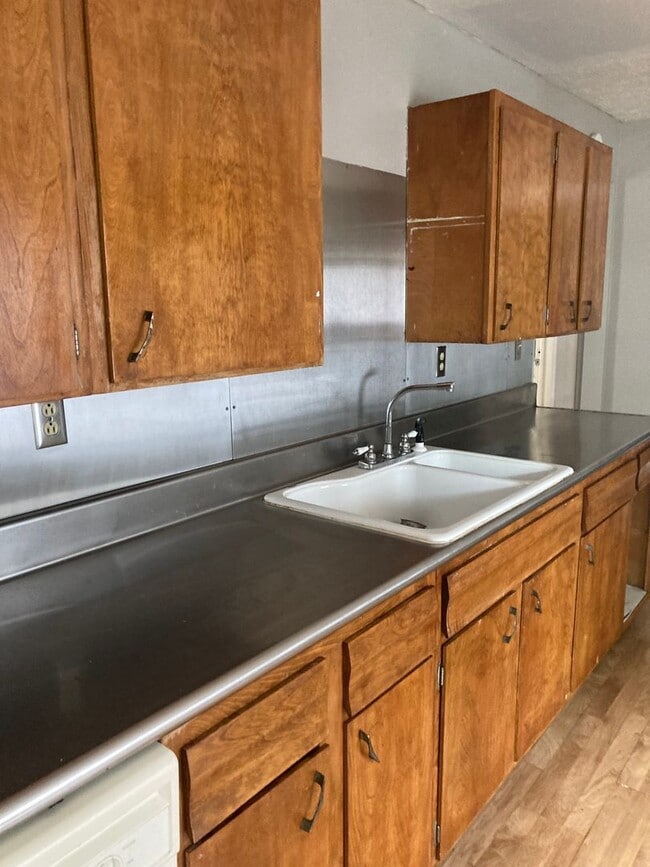 Building Photo - 3 BED HOME WITH BACKYARD AND GARAGE