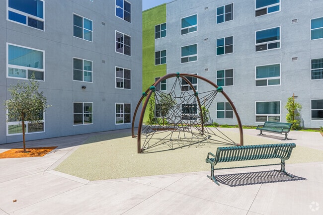 Patio de juegos - Vista Lane Family Homes - Affordable Housing