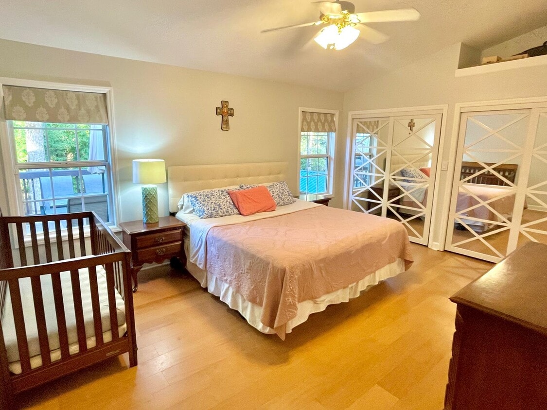 Master bedroom - 107 W Acres Cres