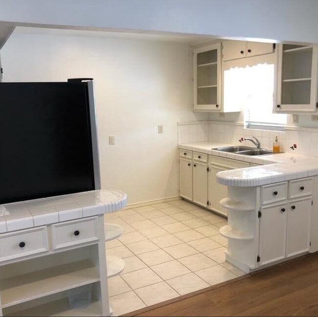 Building Photo - 2448 White Oak Dr