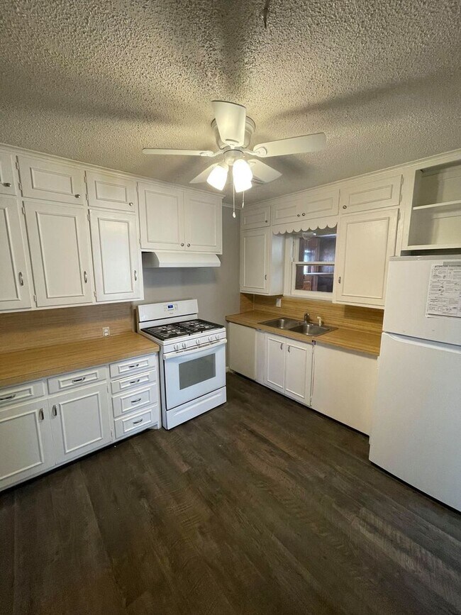 Building Photo - Super cute and spacious!