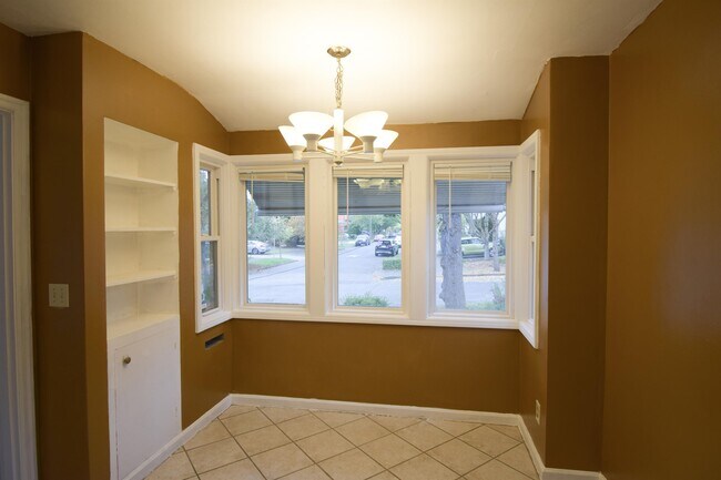 Building Photo - 304 NE 55th Ave