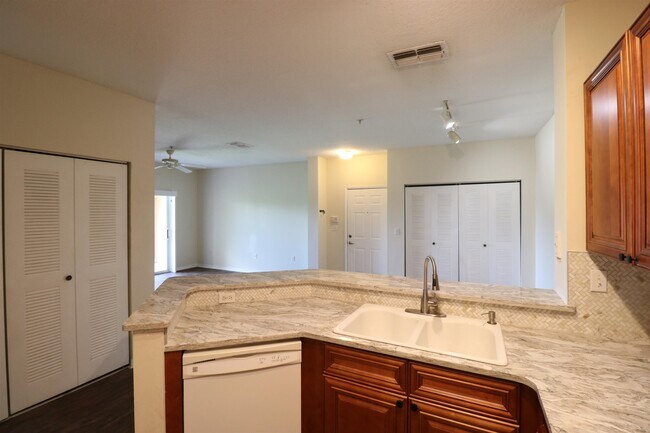 Building Photo - 625 Fairway Dr