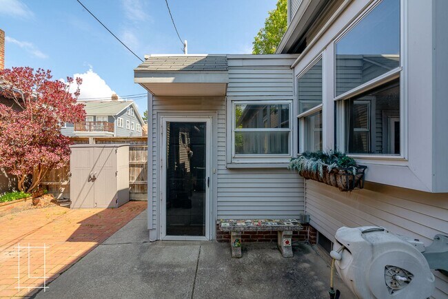 Building Photo - 210 Thurman Ave