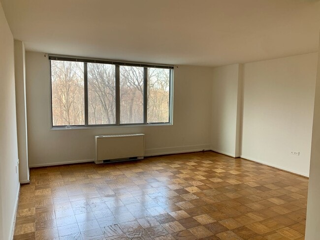 Building Photo - Spectacular Studio in Van Ness East with U...
