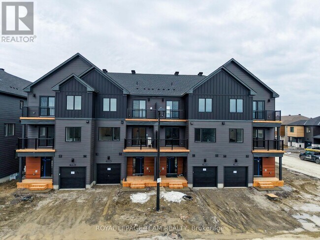 Photo du bâtiment - 1004 Elixir Pl