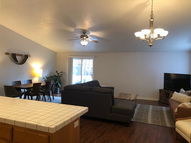 Building Photo - Ranch style home close to river & trails, ...