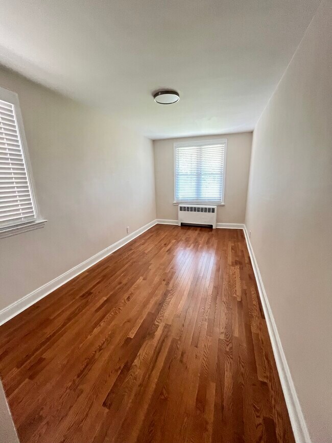 Foto del edificio - 2220 Eastchester Rd