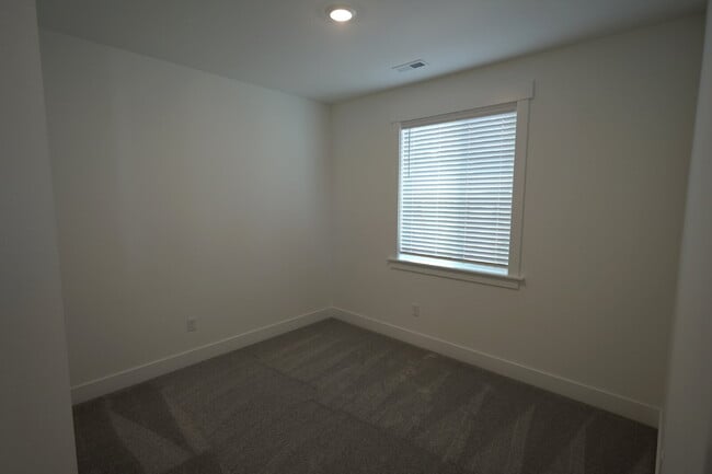 Building Photo - Beautiful New 3 Bed 2 Bath Home in Rolling Hills – Built in 2025