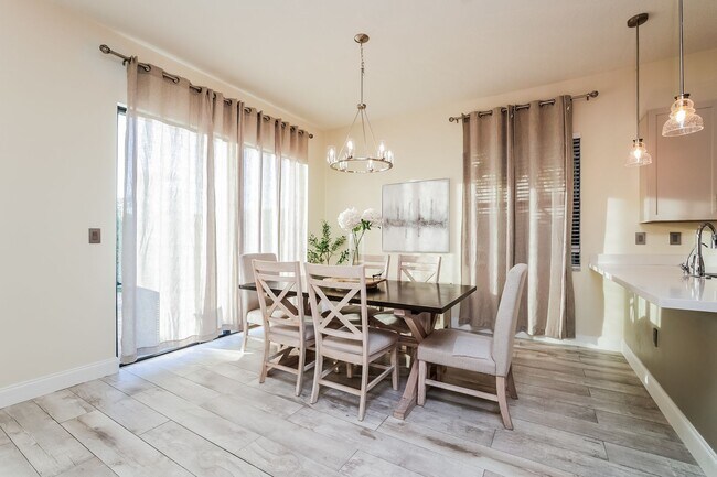 Foto del edificio - Annual rental - 3 bedroom / 2.5 bath - Fully furnished