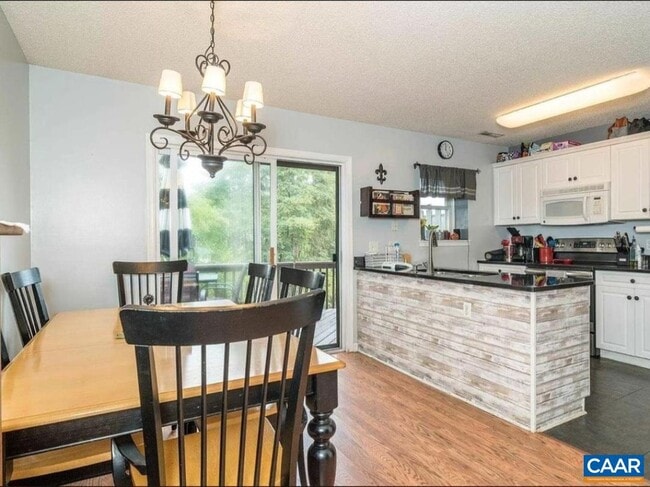 Foto del edificio - 2339 Avalon Wds Dr