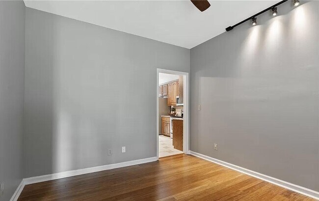 Foto del edificio - 323 Woods Ln