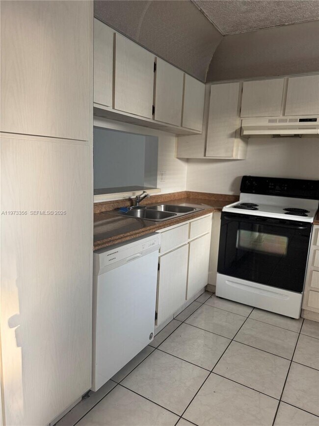 Building Photo - 8750 Royal Palm Blvd