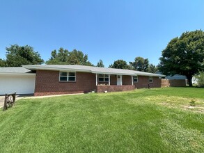 Building Photo - 210 Sanders Ave