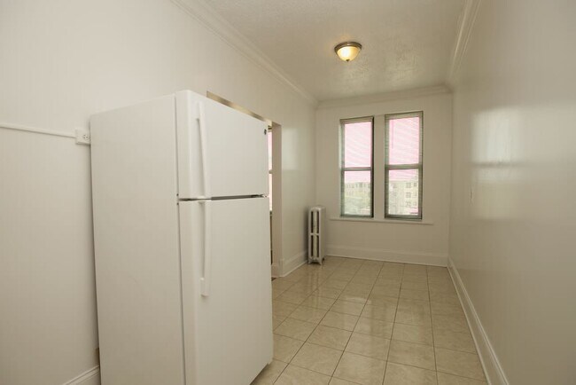 Building Photo - 2704 N Sawyer Ave