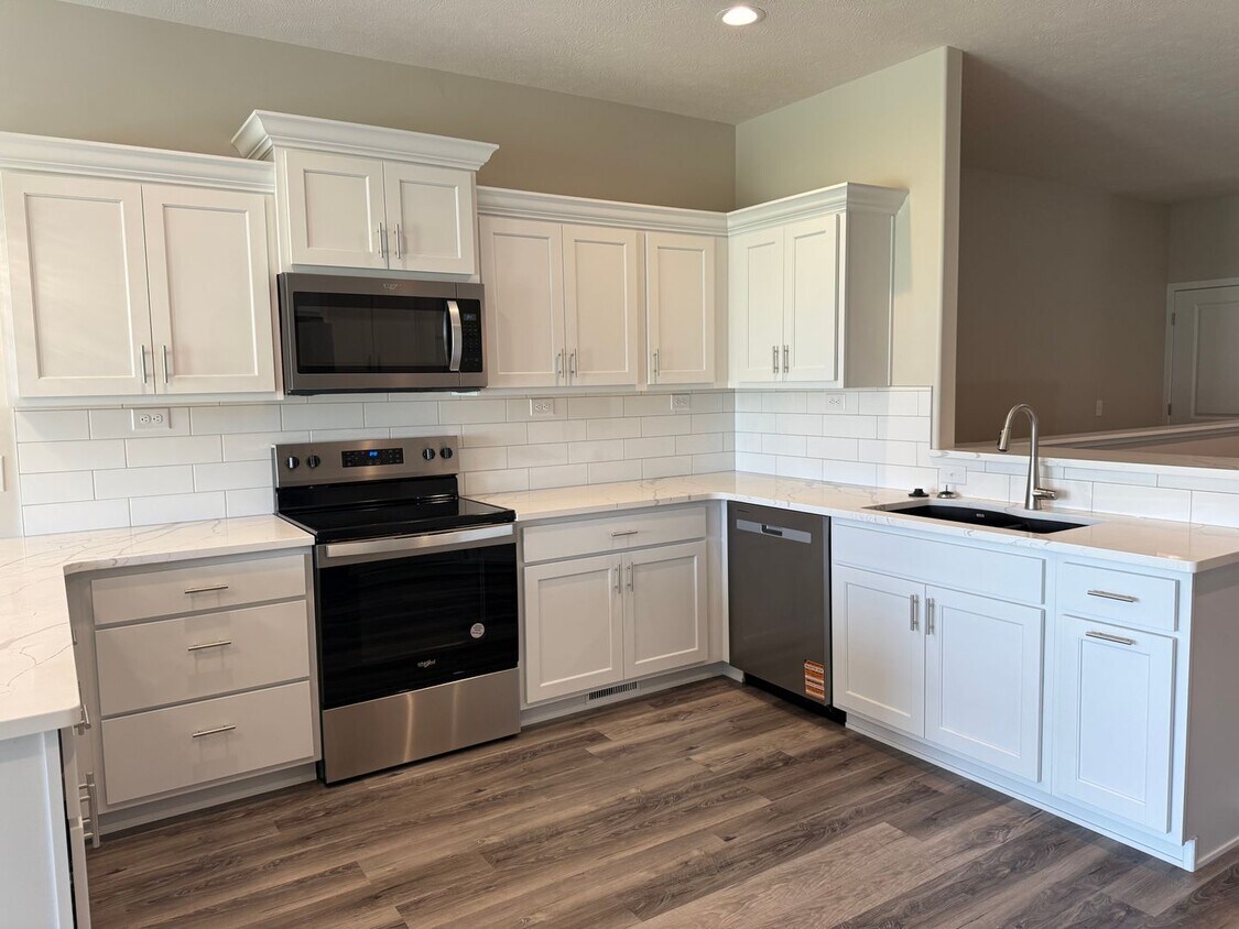 Foto principal - Beautiful ranch townhome with 2 stall gara...