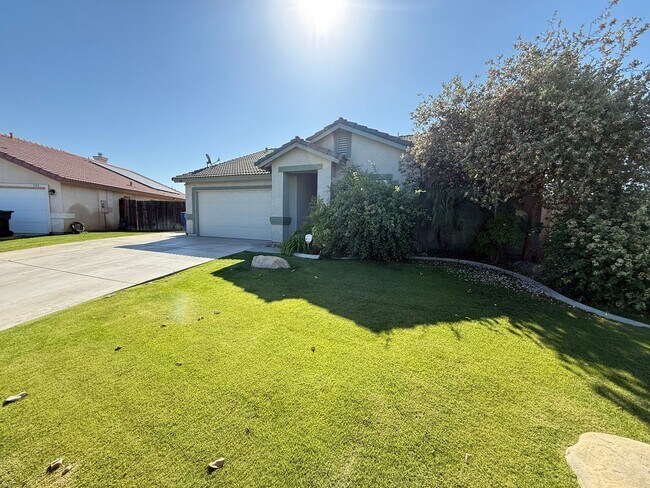 Building Photo - Home with a Huge backyard!