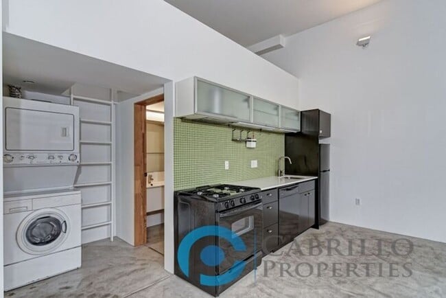 Foto del edificio - 3771 Centre St