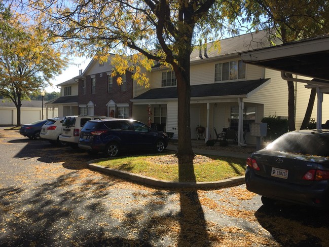 Building Photo - Village Green Townhomes