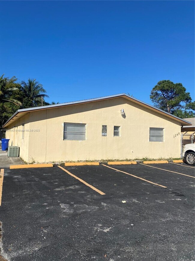 Building Photo - 1245 N Andrews Ave