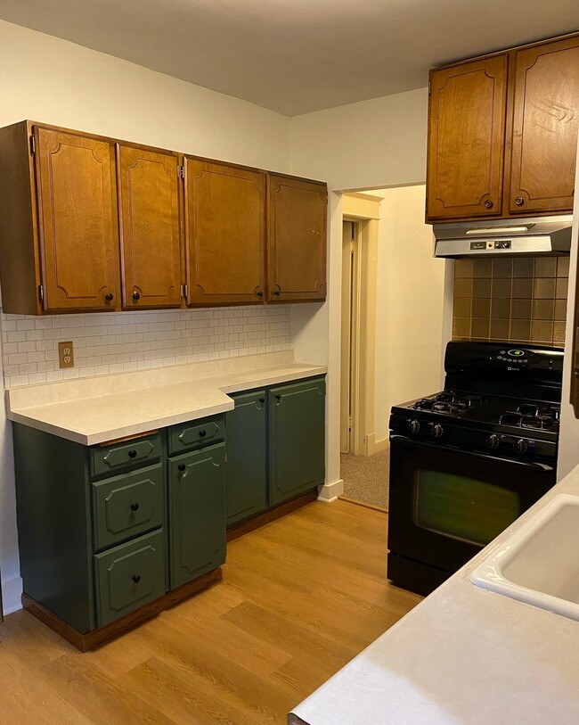 Building Photo - 718 6th St E