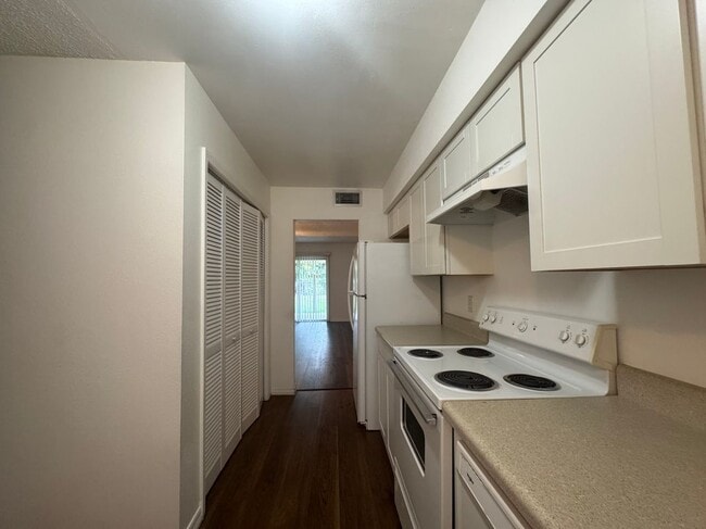 Foto del edificio - 221 S Cypress Way