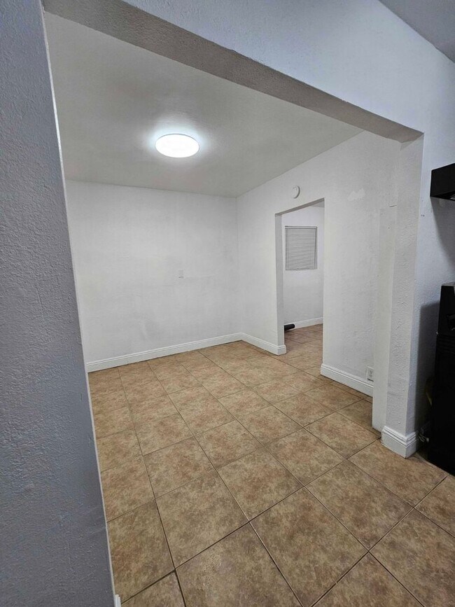 Building Photo - 710 Sequoia Dr
