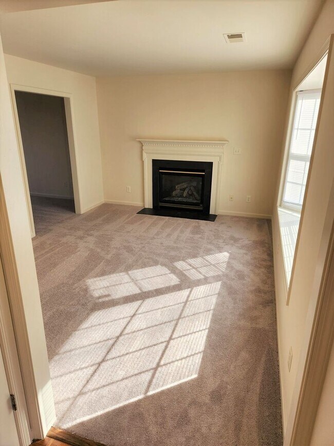 Building Photo - 3 Bedroom 2.5 Bath home with an Albemarle ...