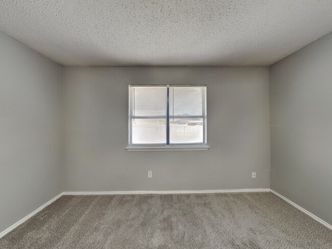 Foto del edificio - 3014 Pepperidge Dr E