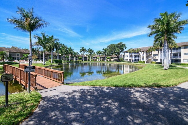 Building Photo - 1020 Palm View Dr