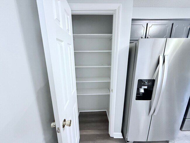 Foto del edificio - 1006 Creekside Pl