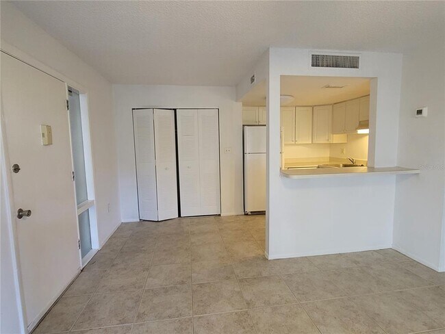 Building Photo - 572 Orange Dr