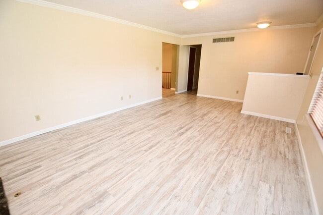 Building Photo - 3 Bed 2.5 Bath in Penn School District