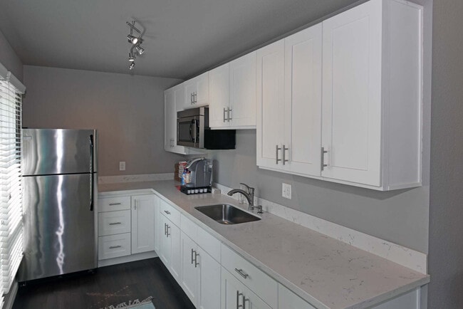 Building Photo - Spinnaker Apartments
