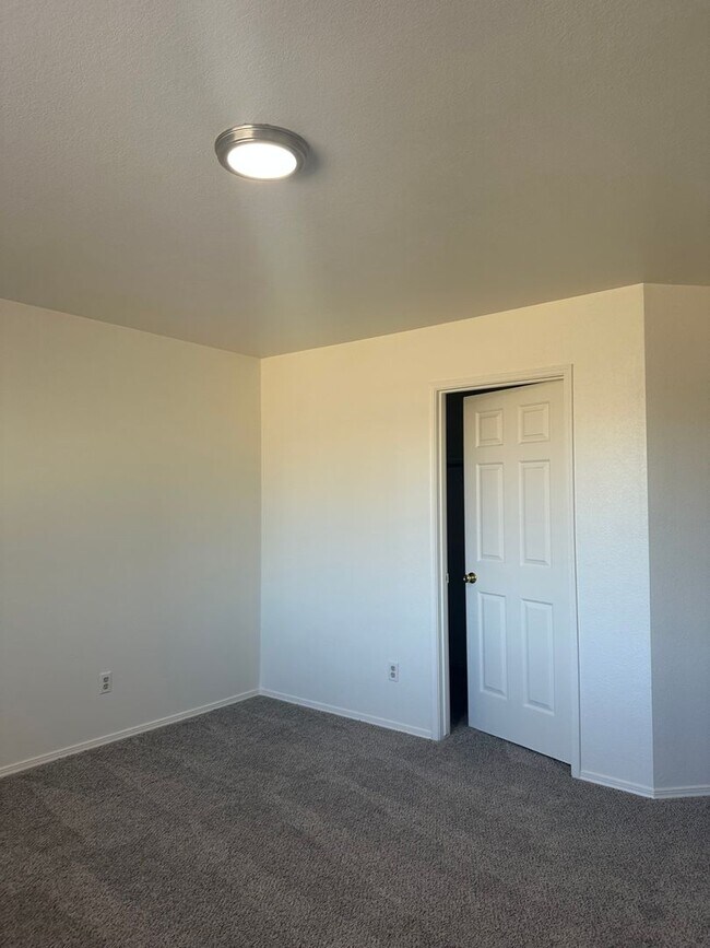 Foto del edificio - Riverbank Home Available NOW!!