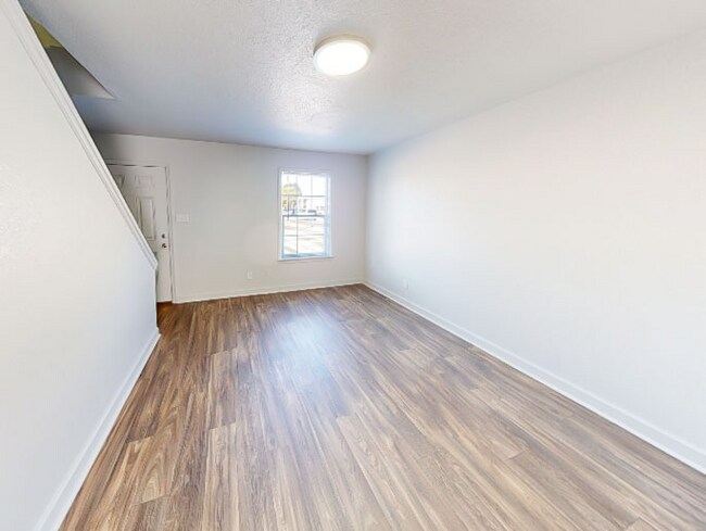 Building Photo - 543 Edwards St