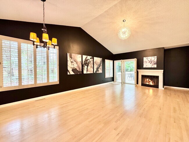 Foto del edificio - Renovated 3-bedroom in Adams Farm w/ Lawn ...