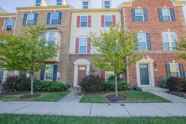 Building Photo - Spacious 4 BR/3.5 BA Townhome in Greenbelt!