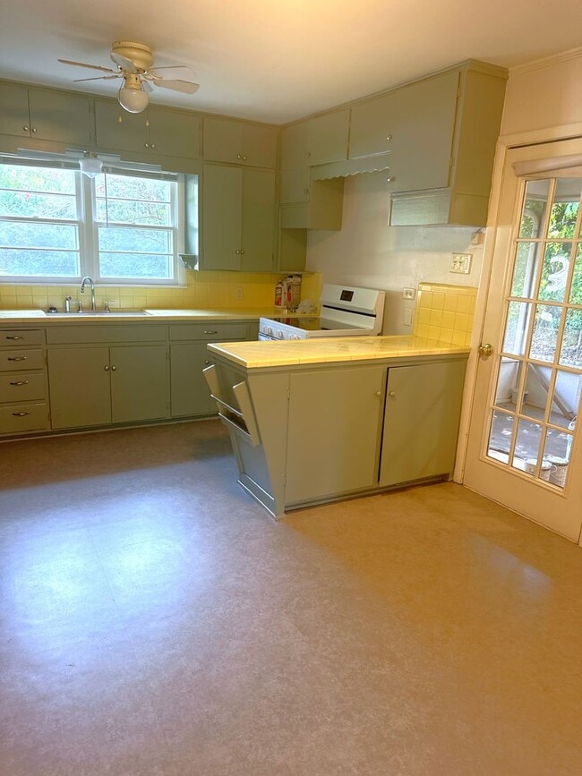 Building Photo - 3 Bedroom Cottage On Over Half Acre!