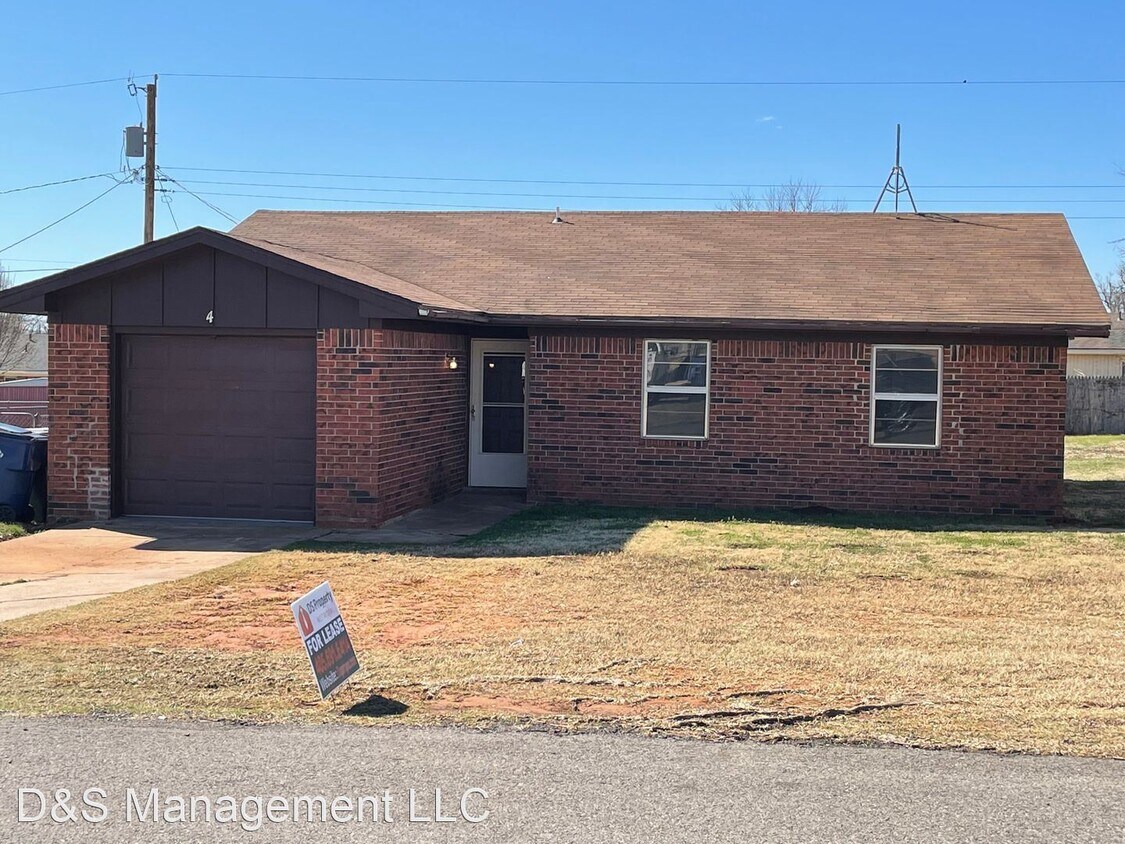 Primary Photo - 3 br, 1.5 bath House - 4 Miller Dr.