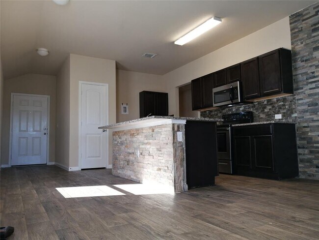 Foto del edificio - 14313 Almodine Rd