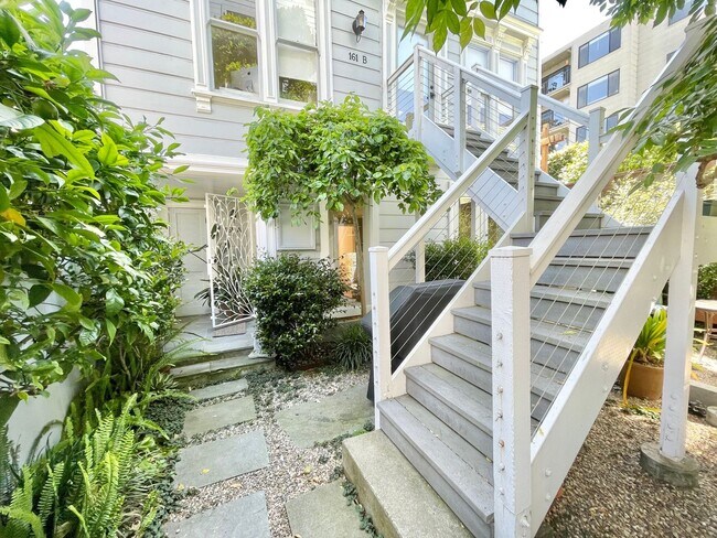 Foto del edificio - Castro/ Eureka Valley Full Floor Remodeled Victorian Condo in a Garden Setting - PROGRESSIVE